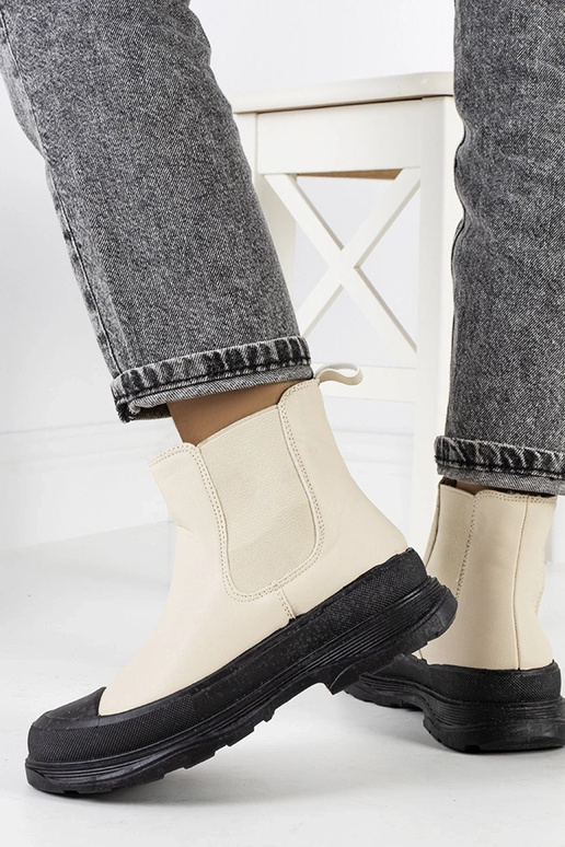 Zandkleurige schoenen van kunstleer...