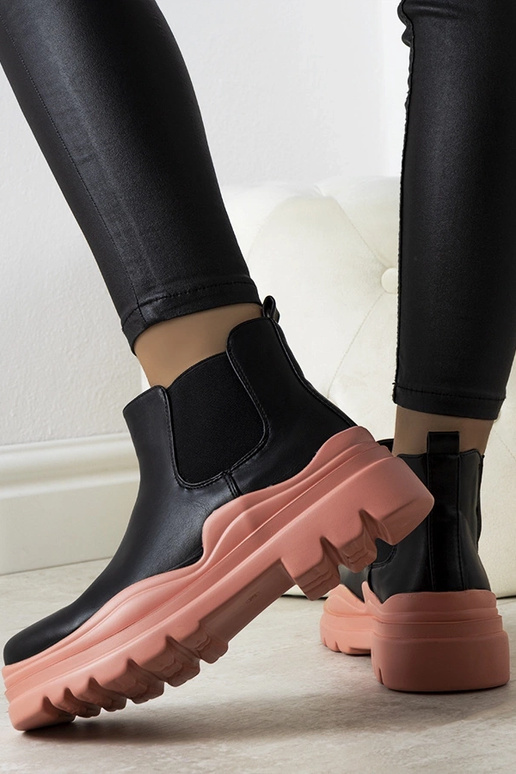 Zwarte enkellaarsjes op roze...