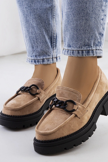 Beige mocassins op...