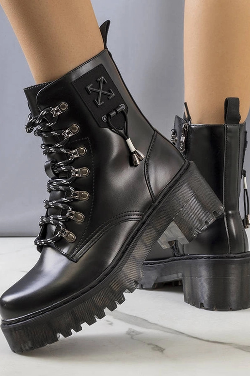 Sorte ankelstøvler med dekorativ...