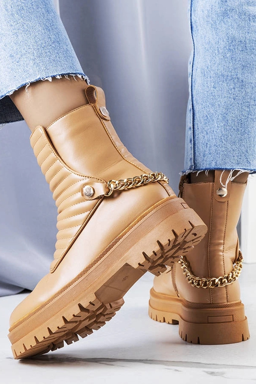 Beige isolerede ankelstøvler med kæde... Beige isolerede ankelstøvler med kæde...