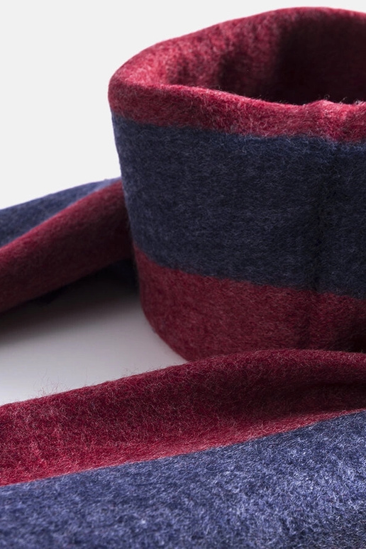 Marineblåt og rødt tørklæde med... Marineblåt og rødt tørklæde med...