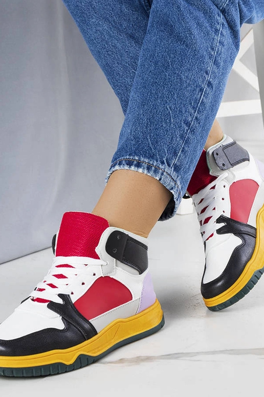 Elizabeths sorte og røde høje sneakers