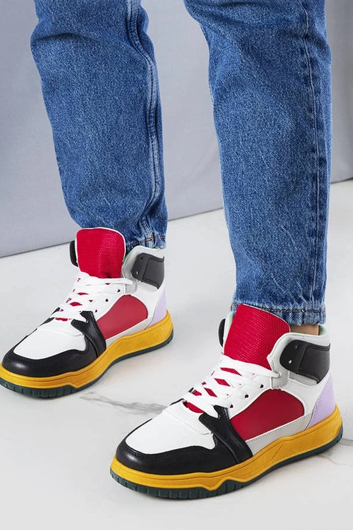 Elizabeths sorte og røde høje sneakers