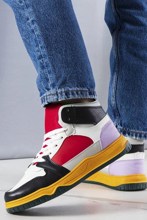 Elizabeths sorte og røde høje sneakers