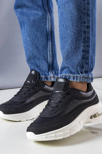 Courtnes sorte sneakers