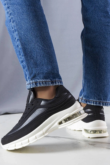 Courtnes sorte sneakers 2