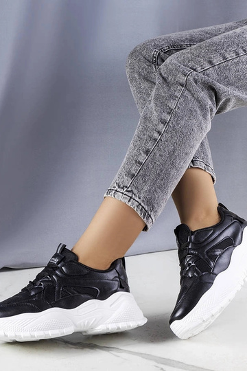 Sorte sneakers med massiv...