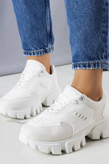 Witte sneakers op een...