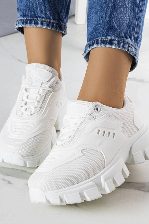 Witte sneakers op een stevige zool,...