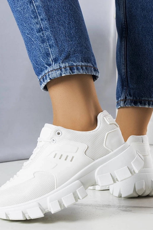 Witte sneakers op een stevige zool,...