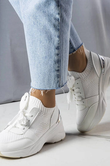 Witte sneakers op een...