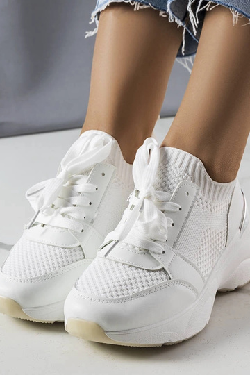 Witte sneakers op een... 2