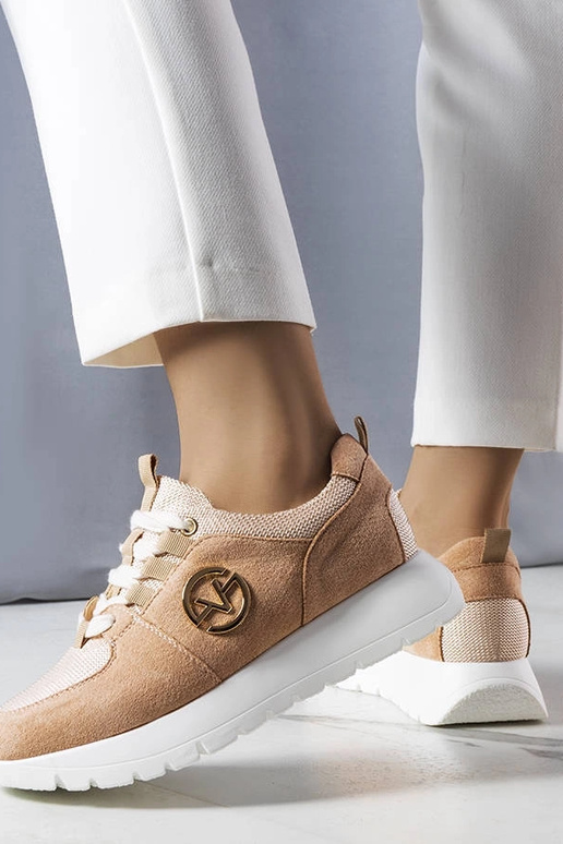 Zandkleurige sportschoenen op een...