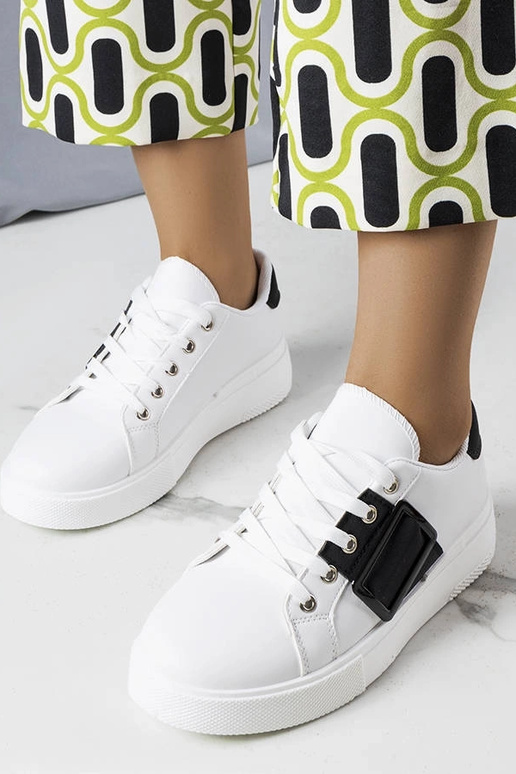 Hvide sneakers dekoreret med et sort... Hvide sneakers dekoreret med et sort...