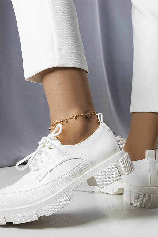 Witte instappers op een dikke zool,...