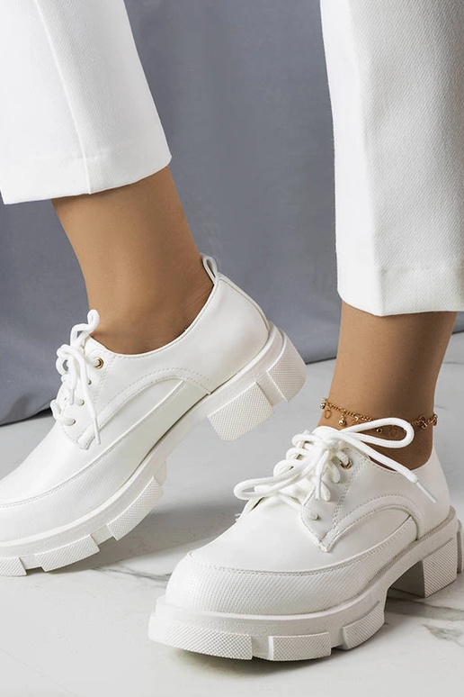 Witte instappers op een dikke zool,...