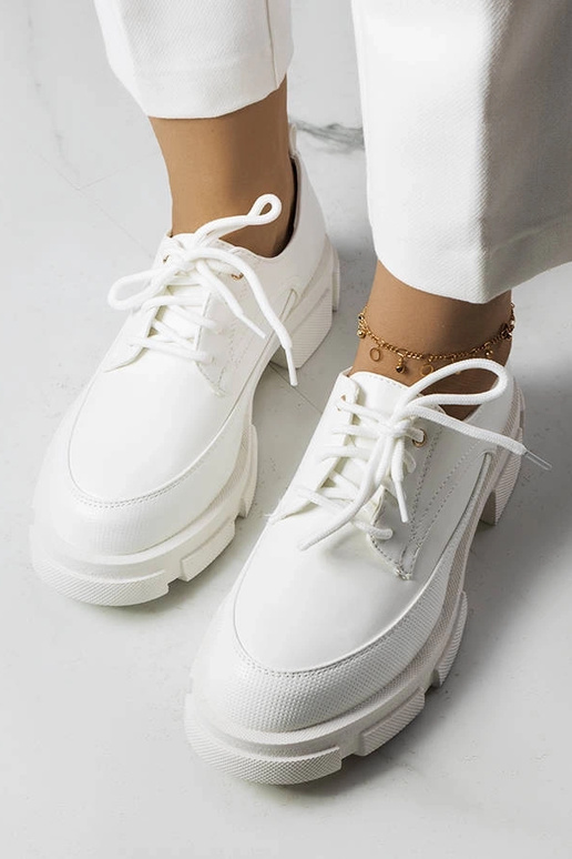 Witte instappers op een dikke zool,...