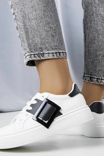 Hvide sneakers dekoreret med et sort Toni-spænde 2