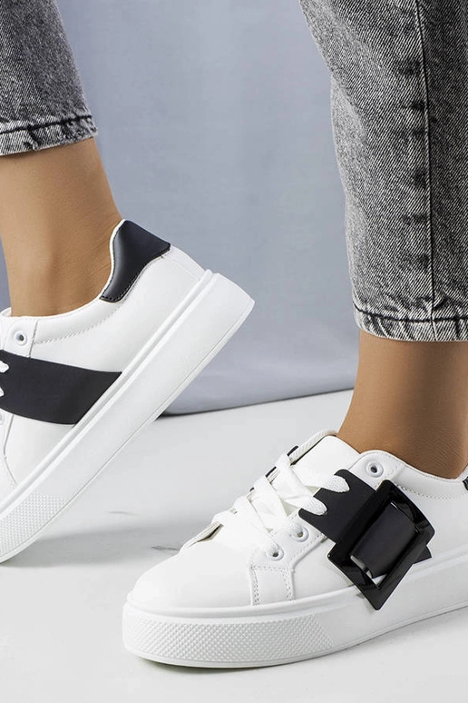 Hvide sneakers dekoreret med et sort... Hvide sneakers dekoreret med et sort...