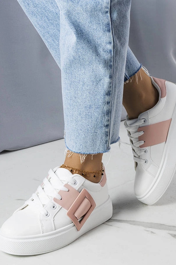 Hvide sneakers dekoreret med et pink Toni-spænde