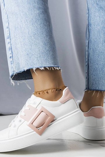 Hvide sneakers dekoreret med et pink Toni-spænde 2