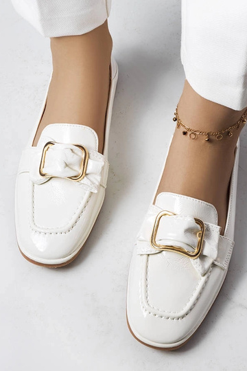 Witte lakleren mocassins...