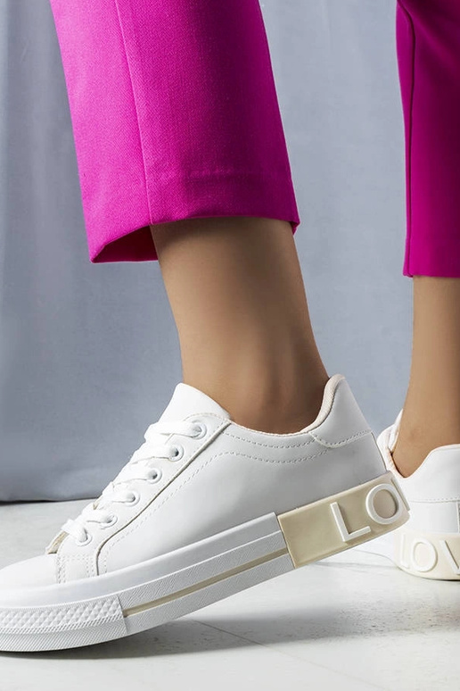 Hvide og beige sneakers dekoreret med... Hvide og beige sneakers dekoreret med...