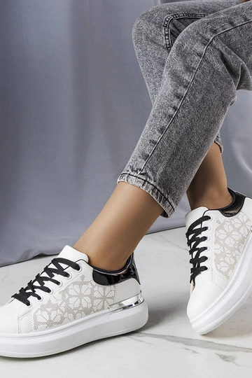 Erin sorte og hvide perforerede sneakers 2