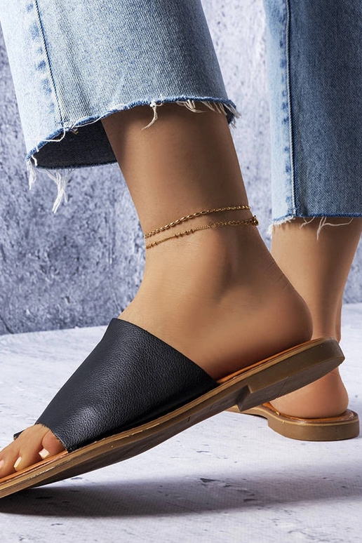 Zwarte slippers met een onregelmatige...