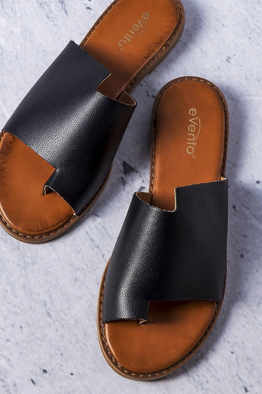 Zwarte slippers met een onregelmatige...