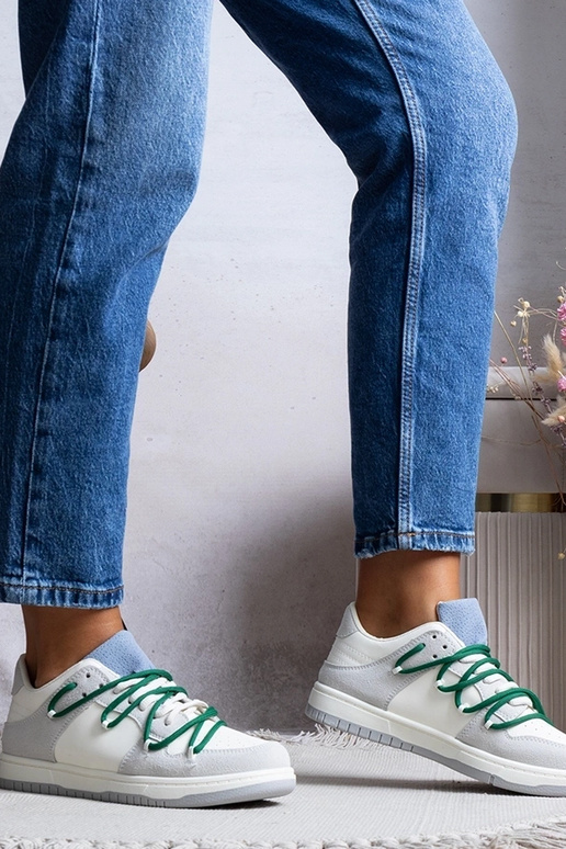 Grå damesneakers med grønne snørebånd...