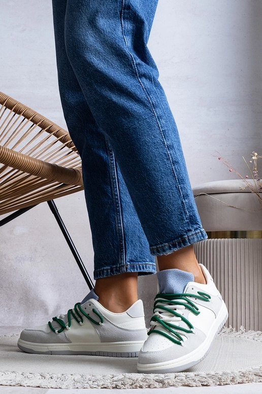 Grå damesneakers med grønne snørebånd...