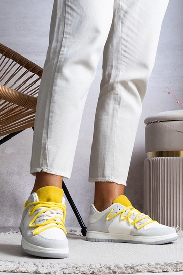 Grå damesneakers med gule... 2