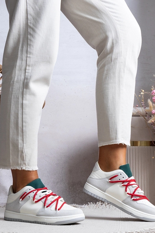 Grå damesneakers med røde snørebånd... Grå damesneakers med røde snørebånd...