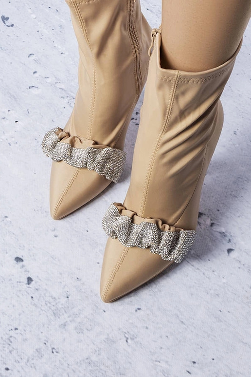 Beige ankelstøvler dekoreret med...