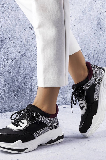 Sorte sneakers dekoreret...