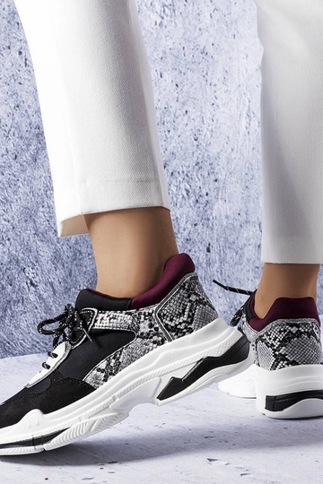 Sorte sneakers dekoreret... 2