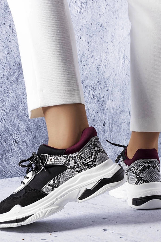 Sorte sneakers dekoreret med... Sorte sneakers dekoreret med...