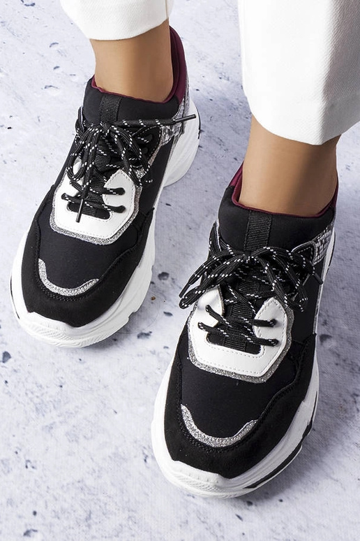 Sorte sneakers dekoreret med... Sorte sneakers dekoreret med...