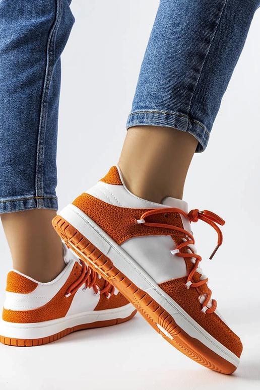 Orange sneakers kombinerede... Orange sneakers kombinerede...