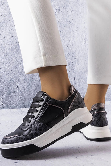 Sorte sneakers dekoreret med Grandbois monogram