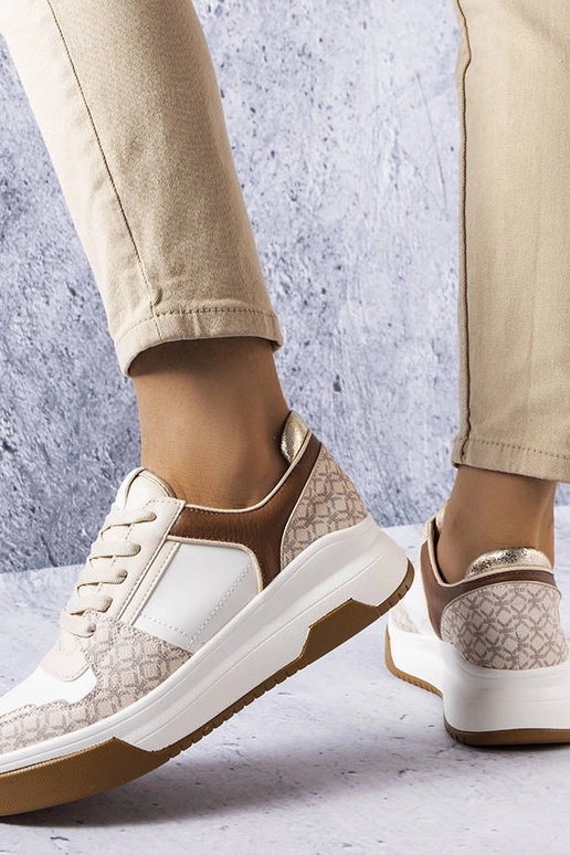 Brune sneakers dekoreret med... Brune sneakers dekoreret med...