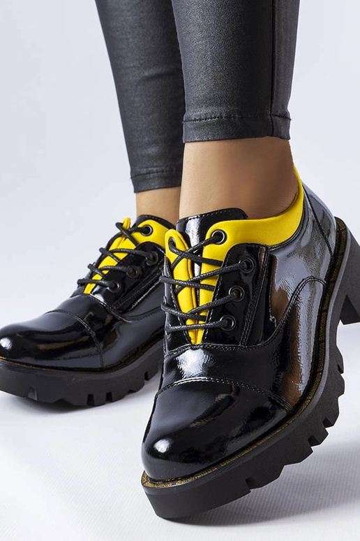 Zwart-geel gelakte laarzen, „l'Amandier"