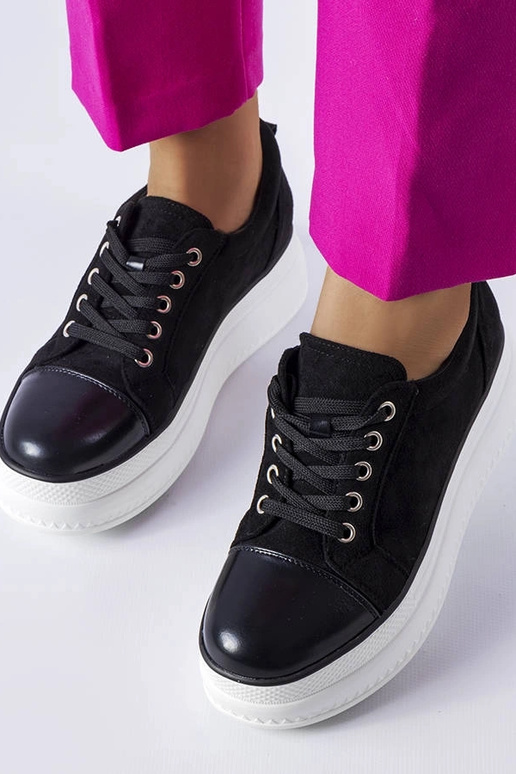 Zwarte schoenen op een plateau,...