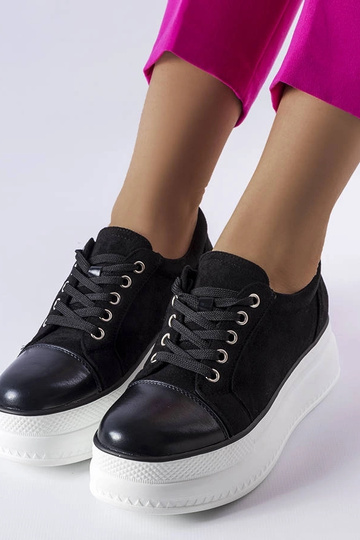 Zwarte schoenen op een plateau, „Pascaline" 2