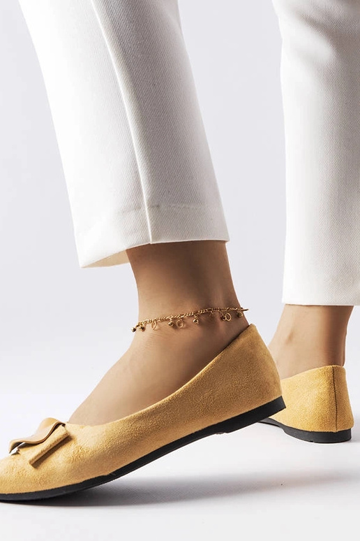 Beige balletlejligheder dekoreret med... Beige balletlejligheder dekoreret med...