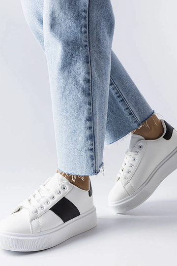 Hvide sneakers med sort rem... 2