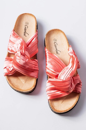 Pink flip-flops dekoreret med Fresne materiale 2
