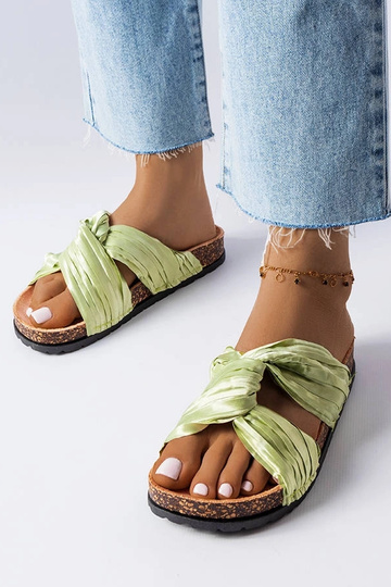 Grønne flip-flops dekoreret med Fresne materiale